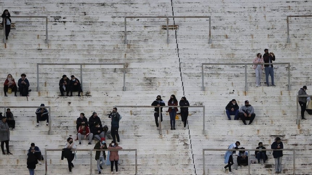 Hinchas desean volver a las canchas de f&uacute;tbol cuanto antes: la reuni&oacute;n prevista para hoy se suspendi&oacute; y hay incertidumbre.