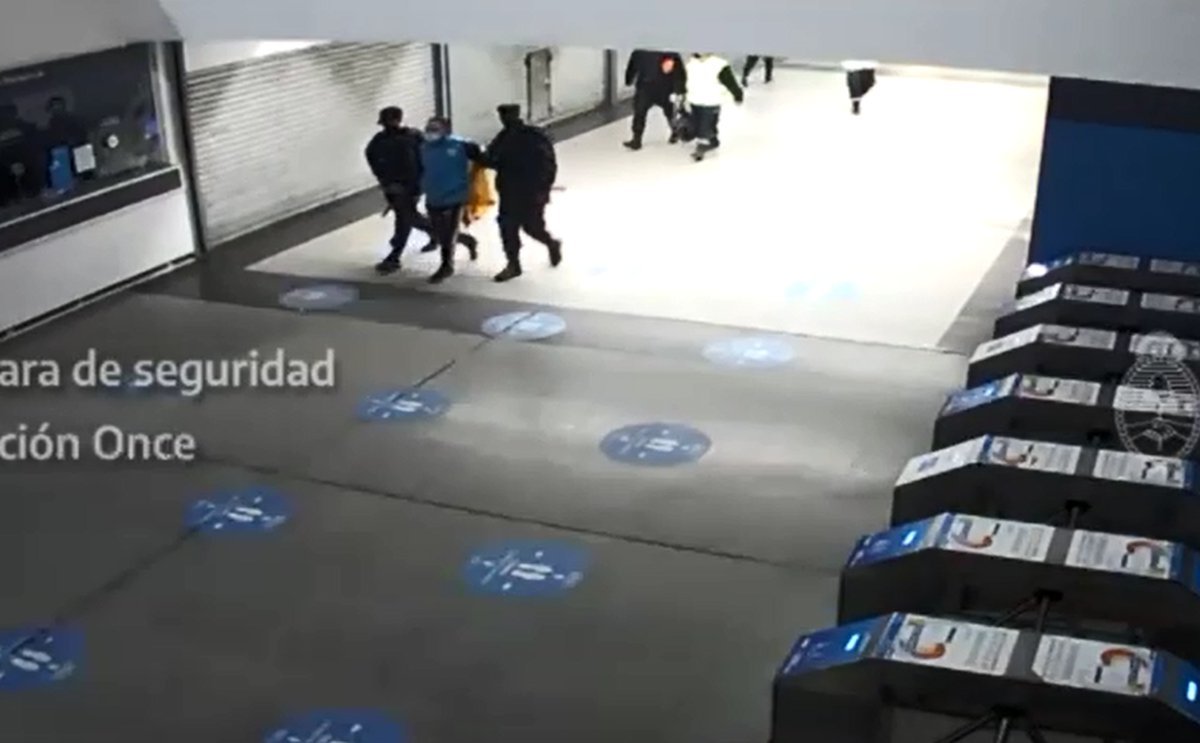 Los polic&iacute;as detienen al hombre en la estaci&oacute;n Once del Tren Sarmiento