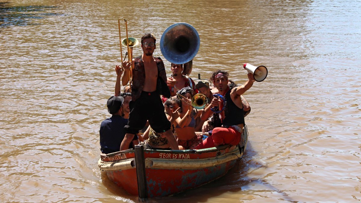 Conurbalkan: la banda del Oeste del Conurbano que trae la m&uacute;sica balc&aacute;nica