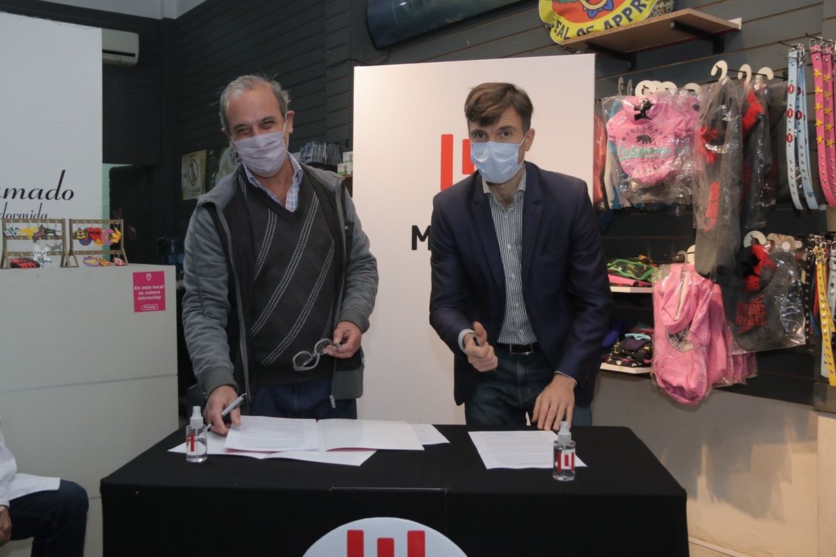 Lucas Ghi, Intendente de Mor&oacute;n, firm&oacute; un convenio para lograr atenci&oacute;n gratuita para mascotas en veterinarias privadas