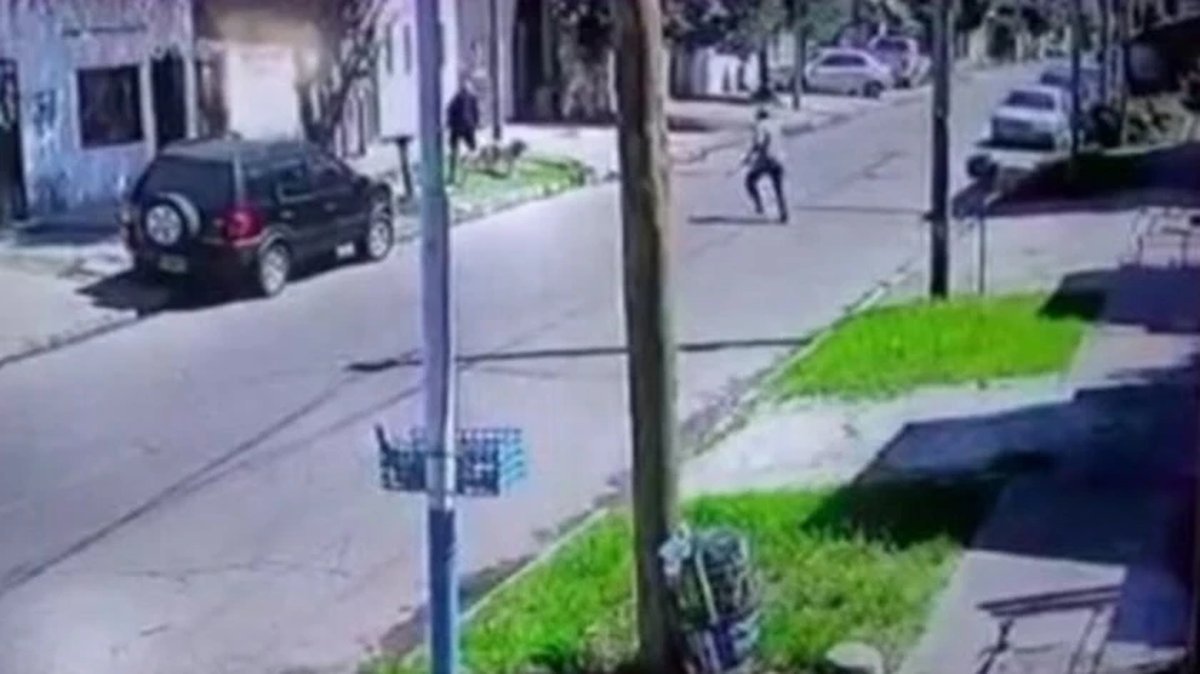 Un jubilado en Isidro Casanova, amenaz&oacute; y corri&oacute; a un joven con un machete.