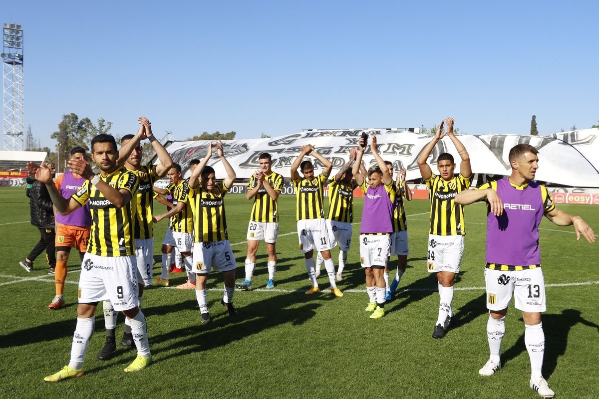 Almirante Brown sue&ntilde;a y es l&iacute;der del Nacional