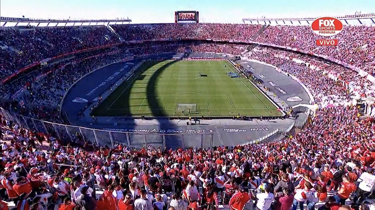 Las im&aacute;genes de los estadios de f&uacute;tbol dejaron en duda el respeto por los protocolos