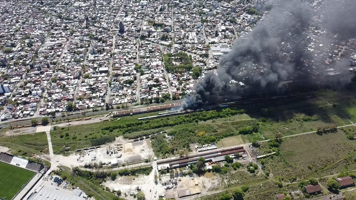 Fuerte incendio en los talleres ferroviarios de Santos Lugares