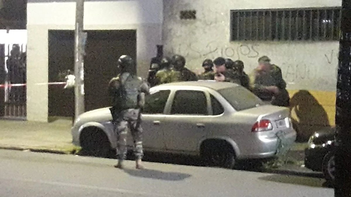Un hombre armado mantiene en vilo a los vecinos de Caseros desde la medianoche.