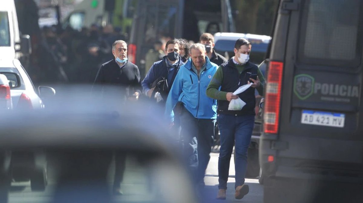 Tres polic&iacute;as resultaron heridos, uno de ellos de gravedad.