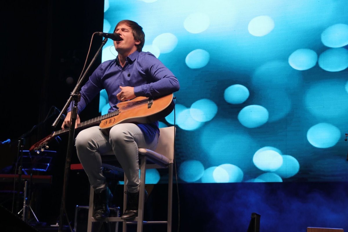 Este martes por la noche Mor&oacute;n festej&oacute; sus 236 a&ntilde;os junto al cantante y artista Nahuel Pennisi.