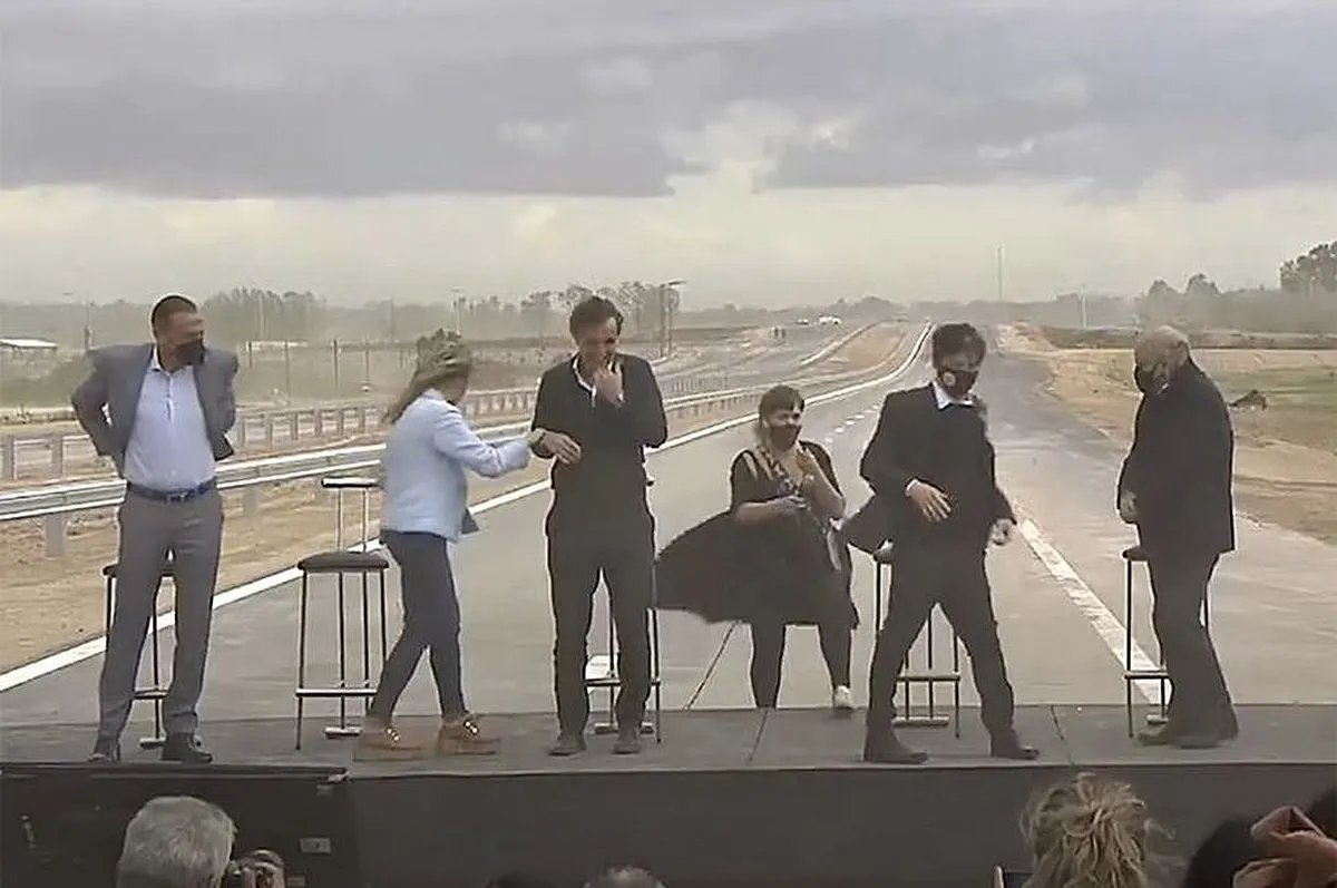 Kicillof, Tolosa Paz y referentes del Frente de Todos envueltos en el temporal cuando inauguraban un nuevo tramo de la Autopista Presidente Per&oacute;n.