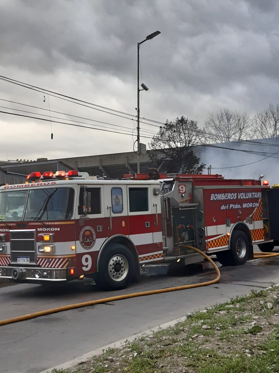 Bomberos Voluntarios de Mor&oacute;n estuvieron trabajando en la zona