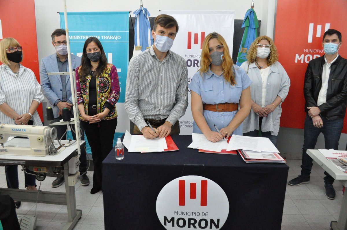 Firma de convenio en Mor&oacute;n.