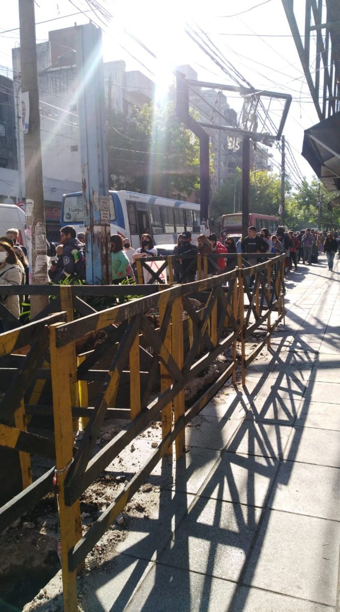 Largas filas en la Estaci&oacute;n Castelar por accidente del Tren Sarmiento en Mor&oacute;n.