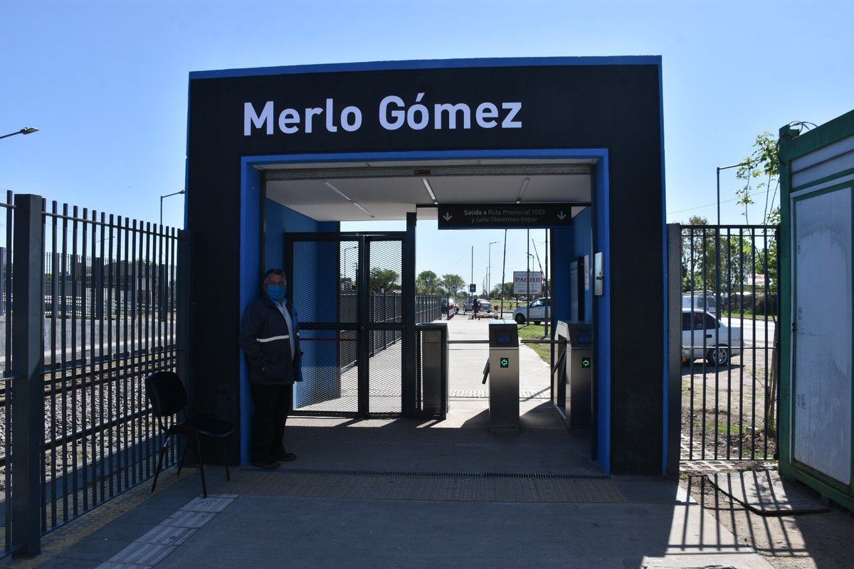 La entrada a la estaci&oacute;n Merlo G&oacute;mez sobre la que trabaj&oacute; Trenes Argentinos