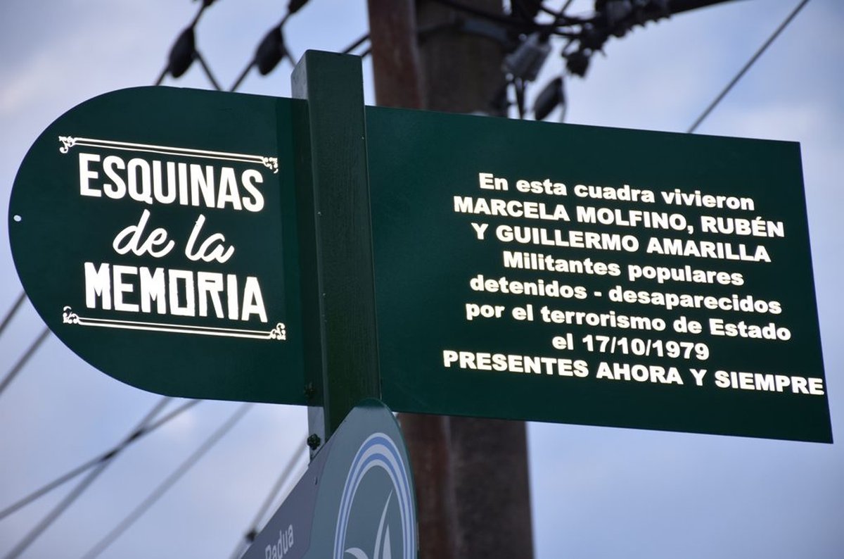 En Merlo homenajearon a Guillermo y a su familia con una placa de Esquinas de la Memoria