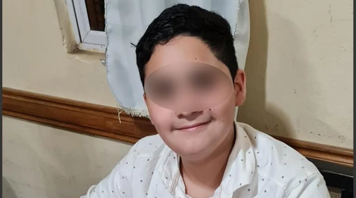 La familia de Tahiel pide ayuda a la comunidad para que su hijo se recupere. Los padres reclamaron este lunes ante la Escuela en La Matanza.