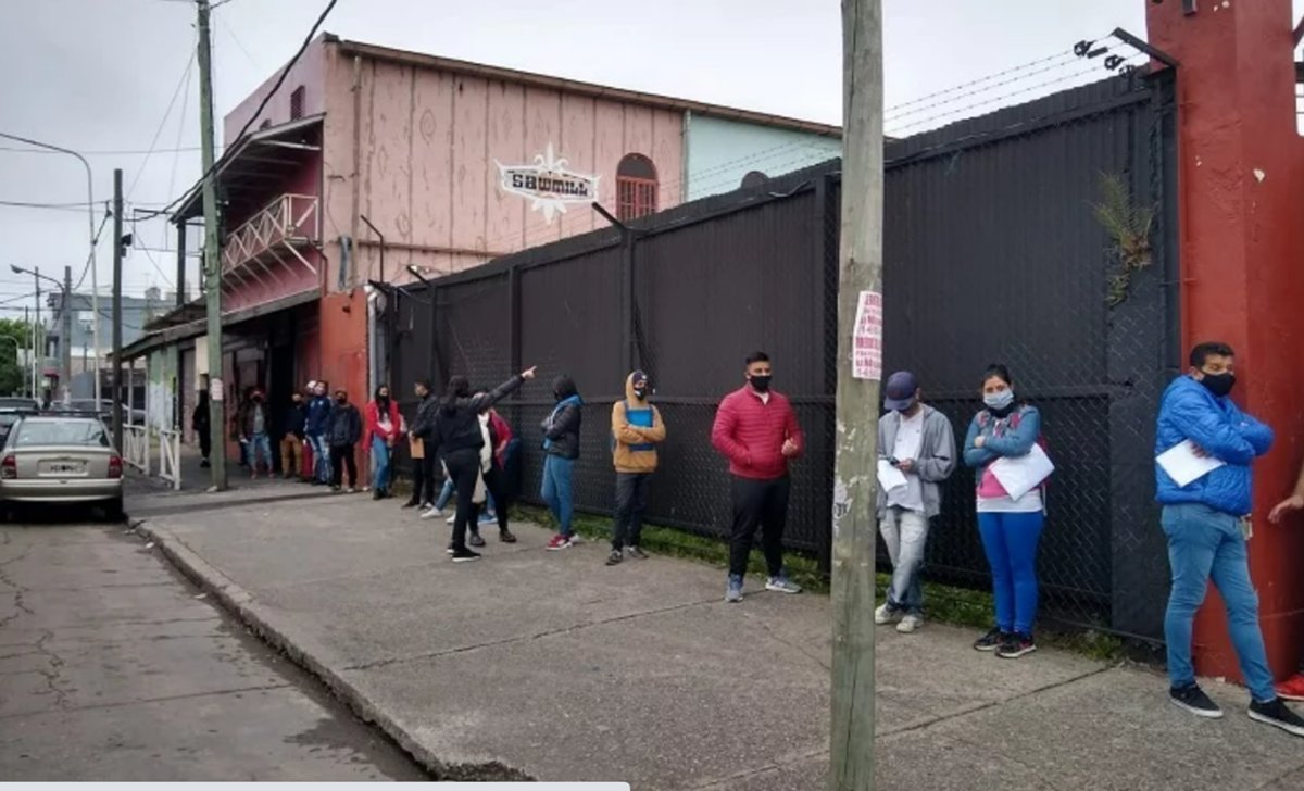 Largas filas tras la b&uacute;squeda laboral que impuls&oacute; Jesse James.