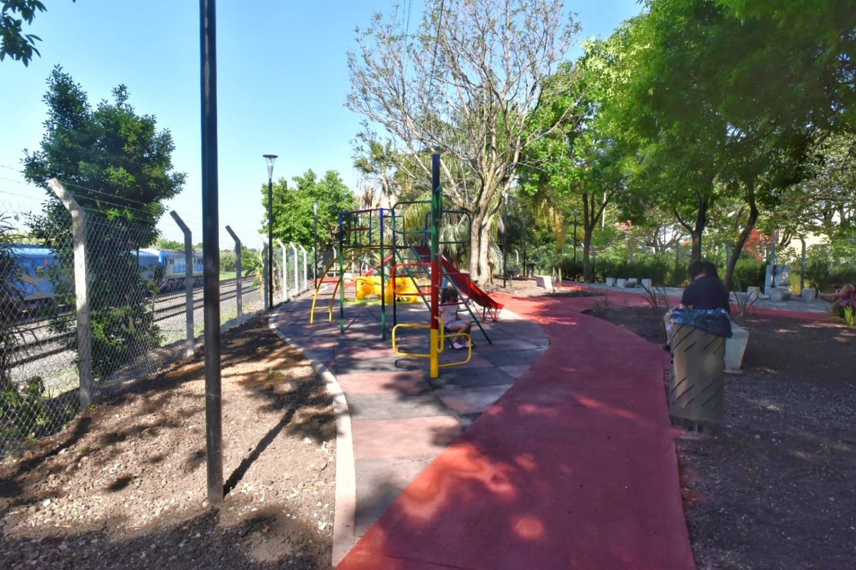 Caseros: se coloc&oacute; una reja entre el Paseo y las v&iacute;as del Ferrocarril San Mart&iacute;n para m&aacute;s seguridad