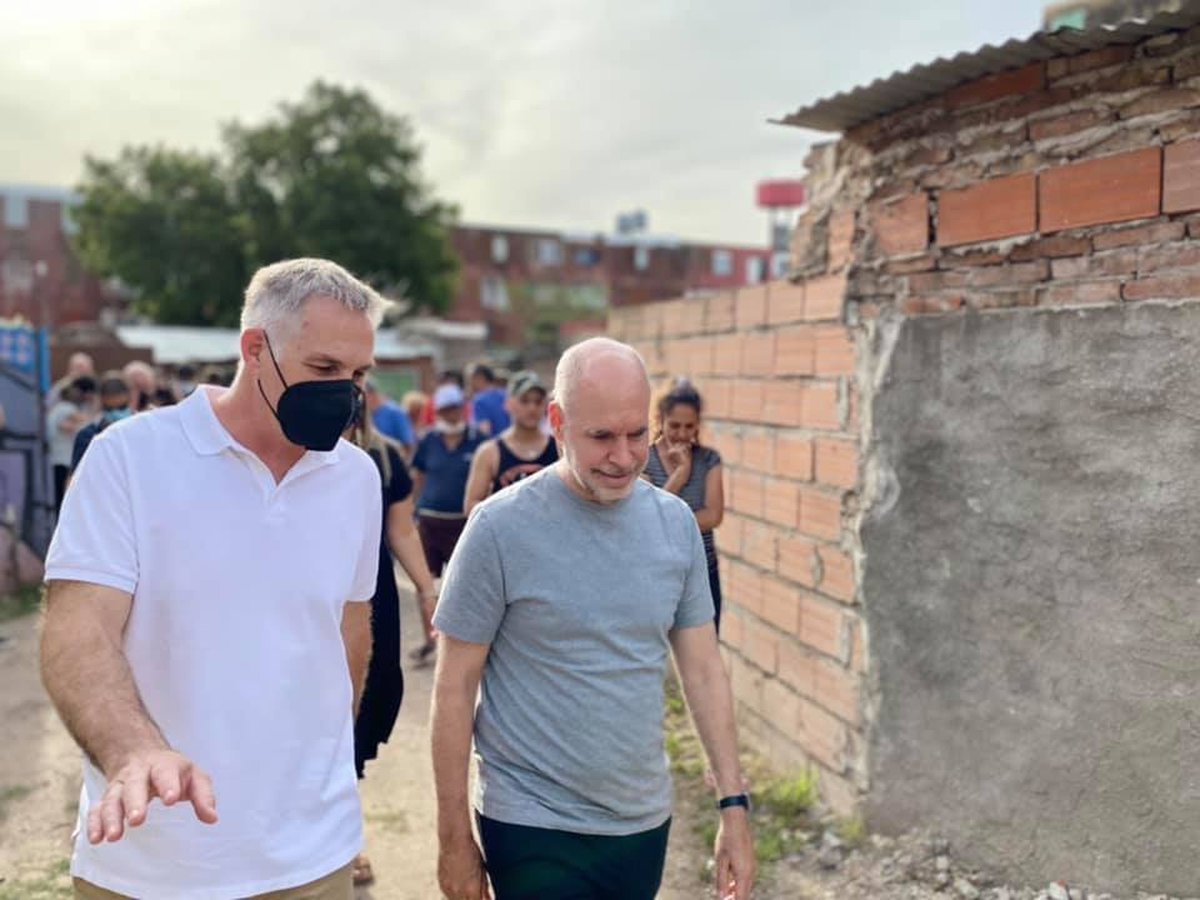 El candidato a Concejal por Juntos en Mor&oacute;n, Leandro Ugartemend&iacute;a, junto a Horacio Rodr&iacute;guez Larreta.