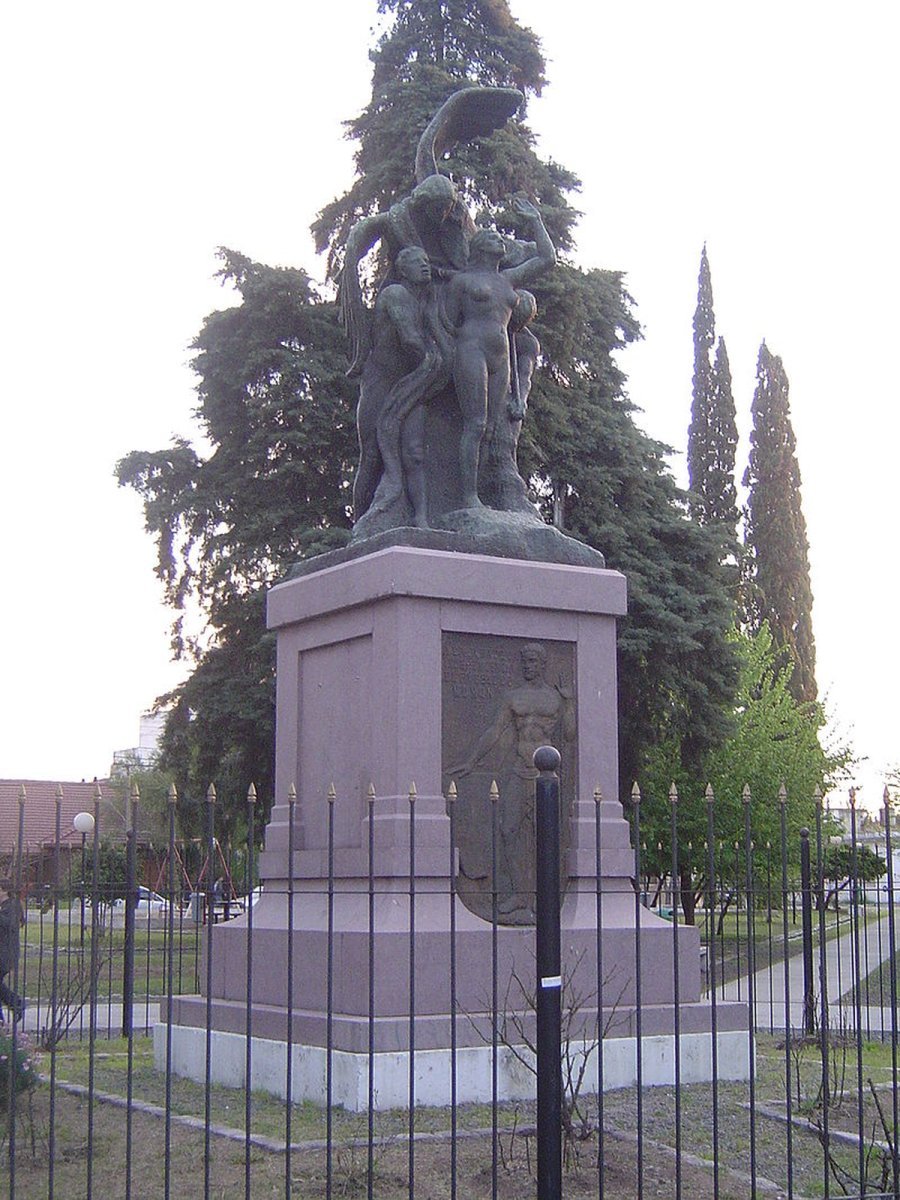 El primero monumento pol&eacute;mico hoy se encuentra en otra plaza de Mor&oacute;n, la Plaza Alsina
