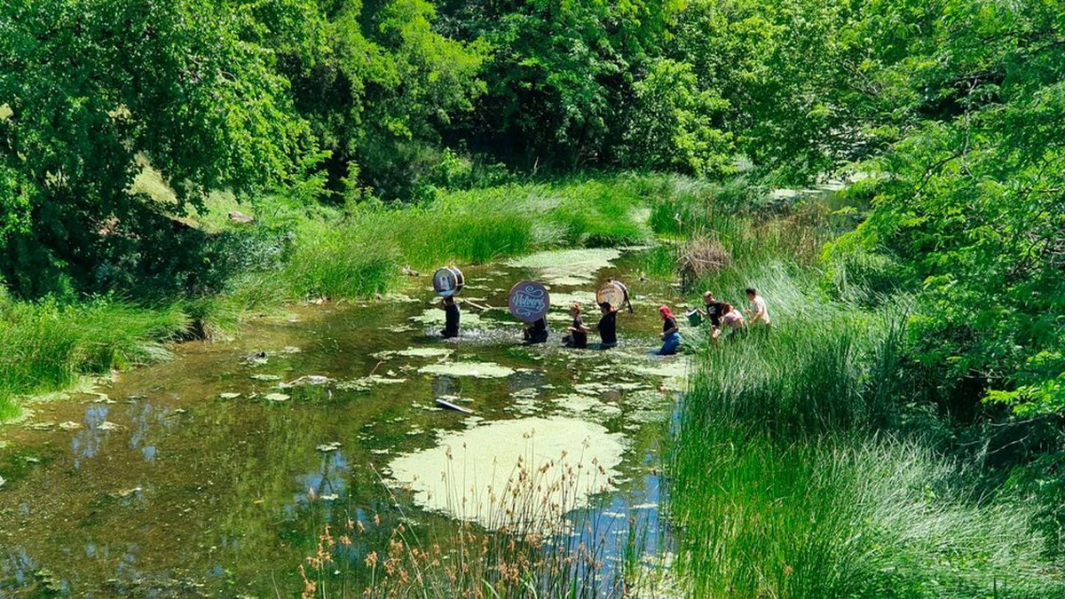 J&oacute;venes cruzaron a pie el R&iacute;o Matanza.