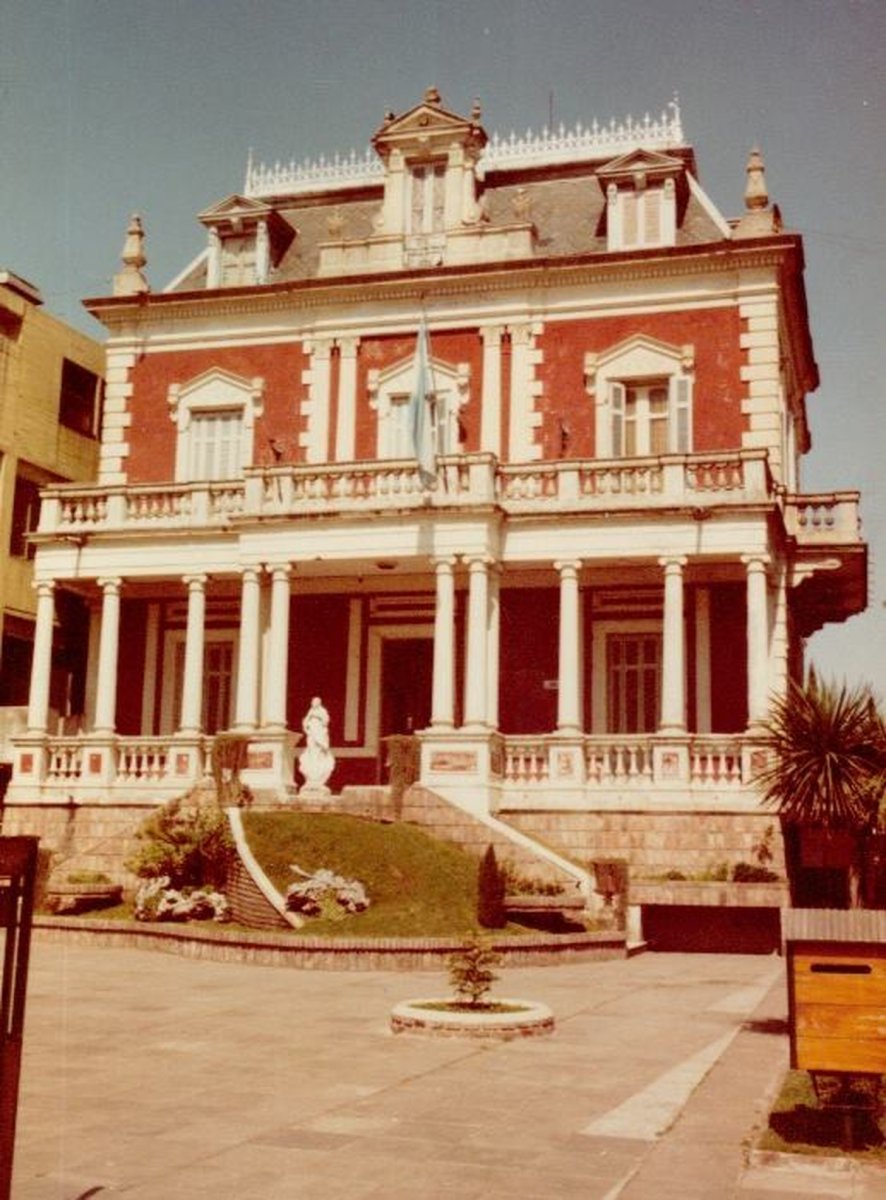 El Castillo Ayerza est&aacute; ubicado en Castelar, partido de Mor&oacute;n.