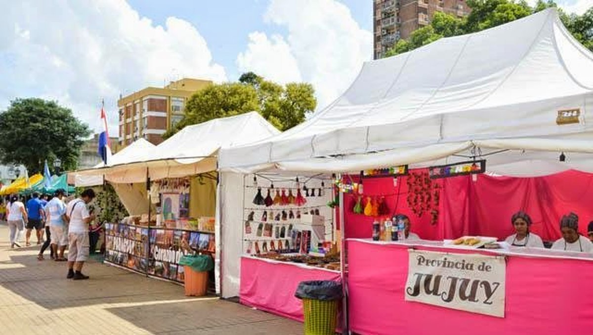 La feria de las colectividades en Mor&oacute;n