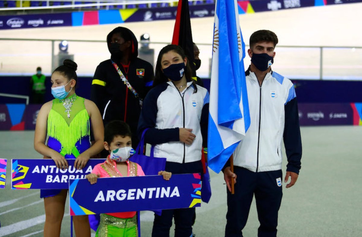 Valentina Podesta, de Ituzaing&oacute;, y Valent&iacute;n Rossi llevaron la bandera argentina en la ceremonia de clausura