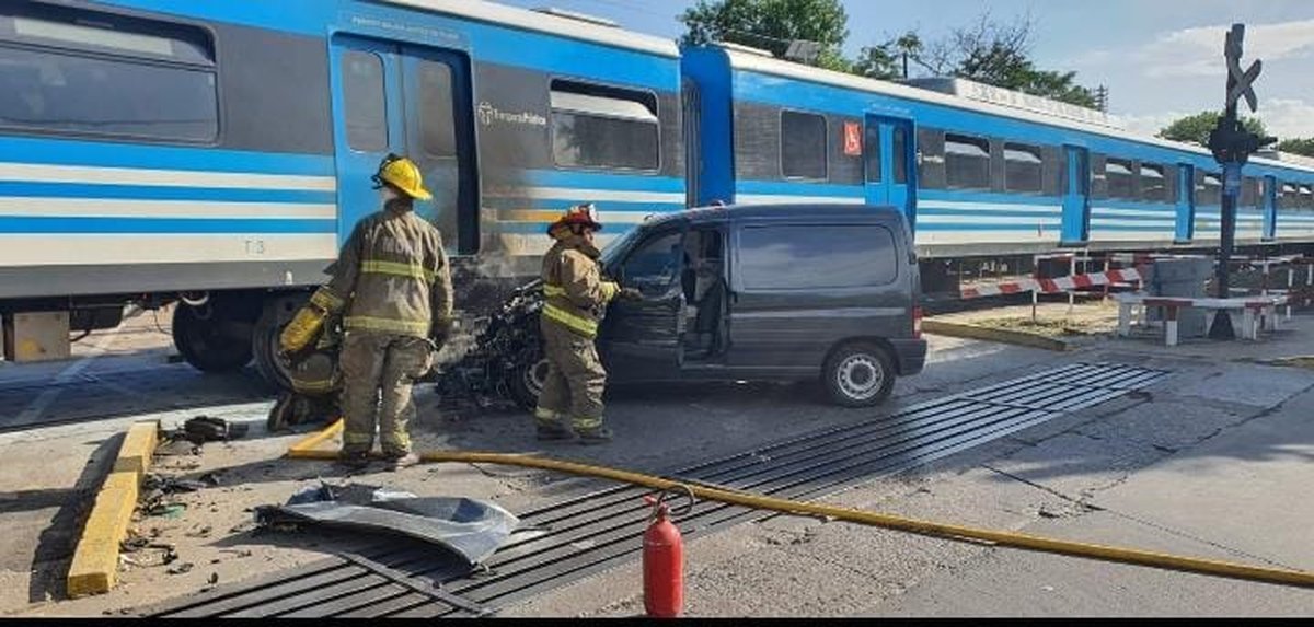 Choque de una camioneta y una formaci&oacute;n del Tren Sarmiento.