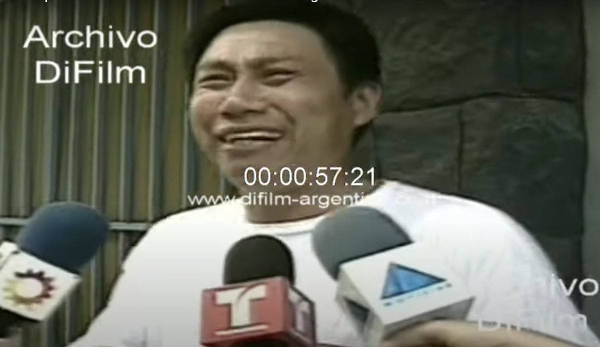 Una imegen ic&oacute;nica de la historia argentina: Wang llorando mientras saqueaban su comercio