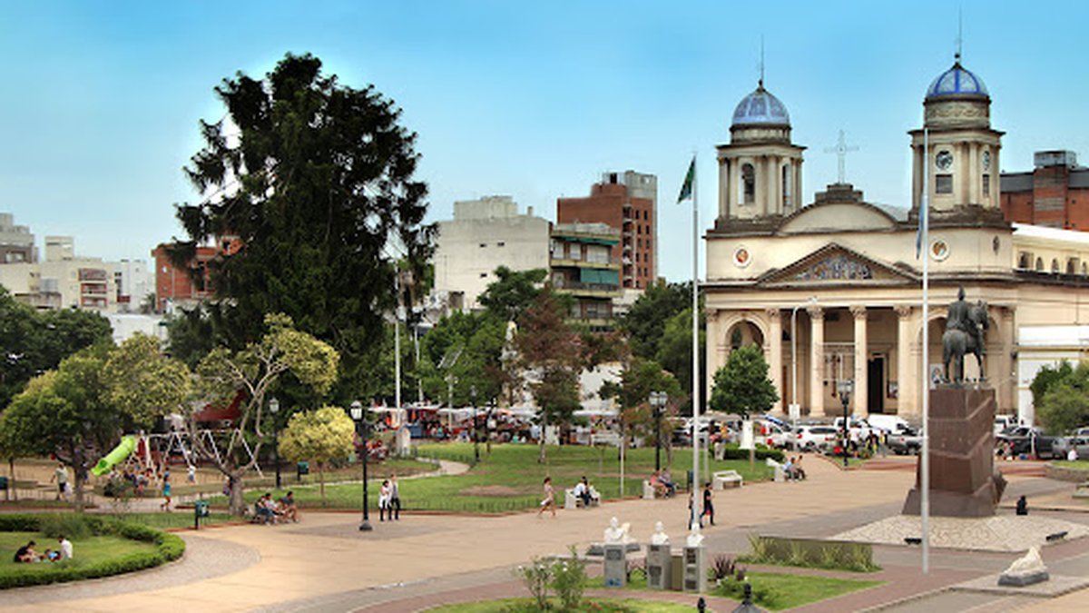 La Catedral de Mor&oacute;n se ubica frente a la Plaza San Mart&iacute;n y el Municipio