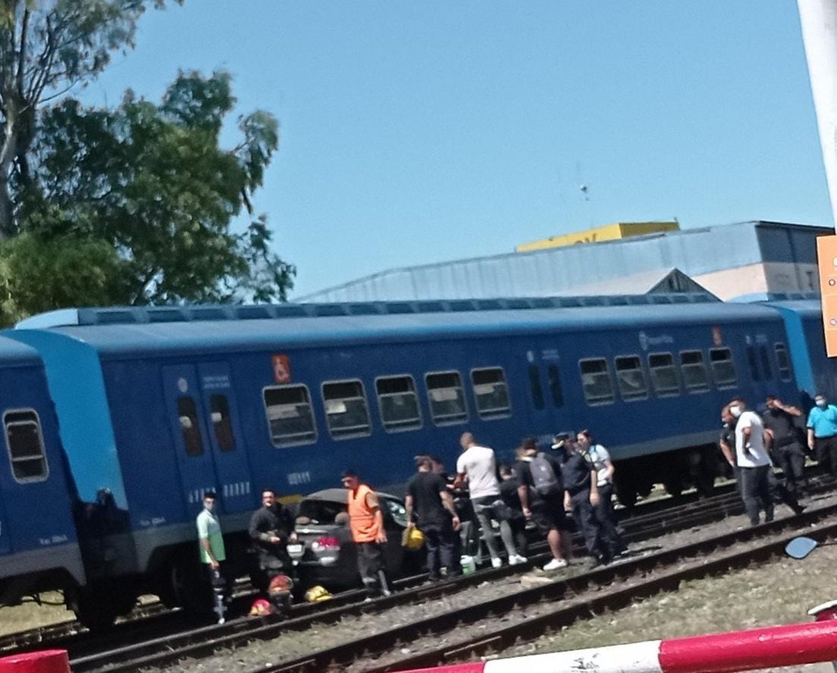 El auto qued&oacute; atrapado bajo el tren