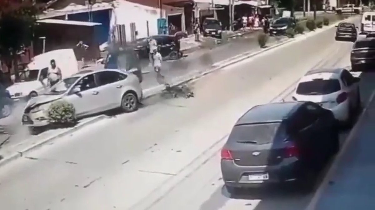 El momento en que retienen al hombre en San Miguel tras haber chocado cinco veh&iacute;culos.