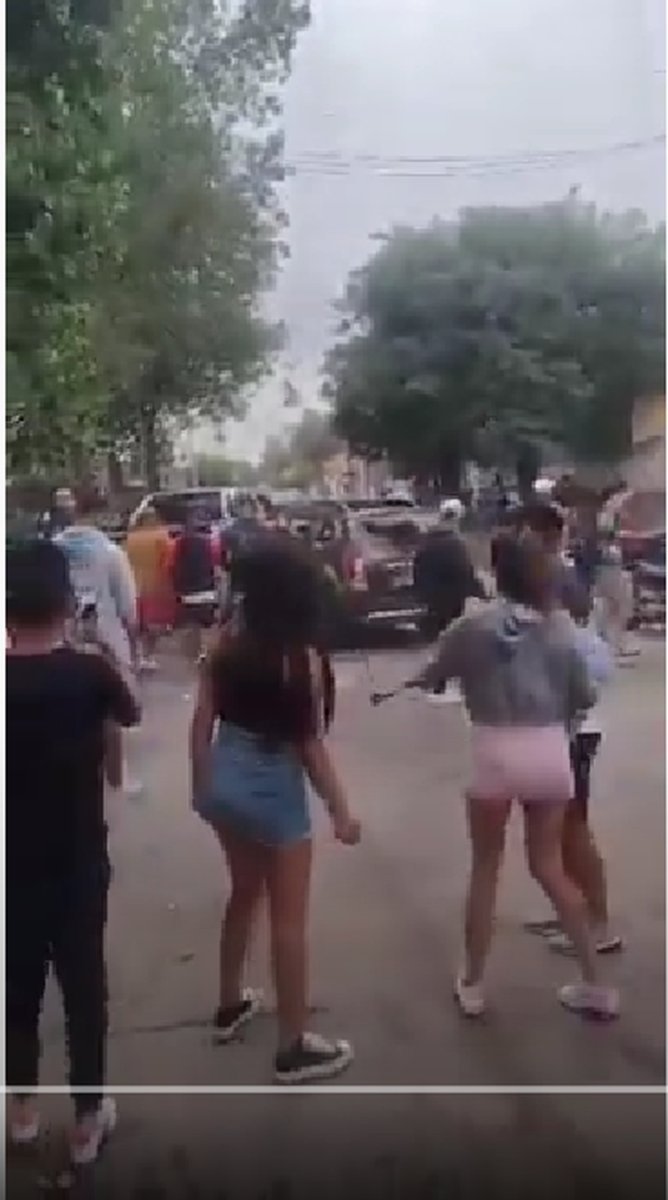 El momento del ataque al veh&iacute;culo por parte de los vecinos en Merlo.