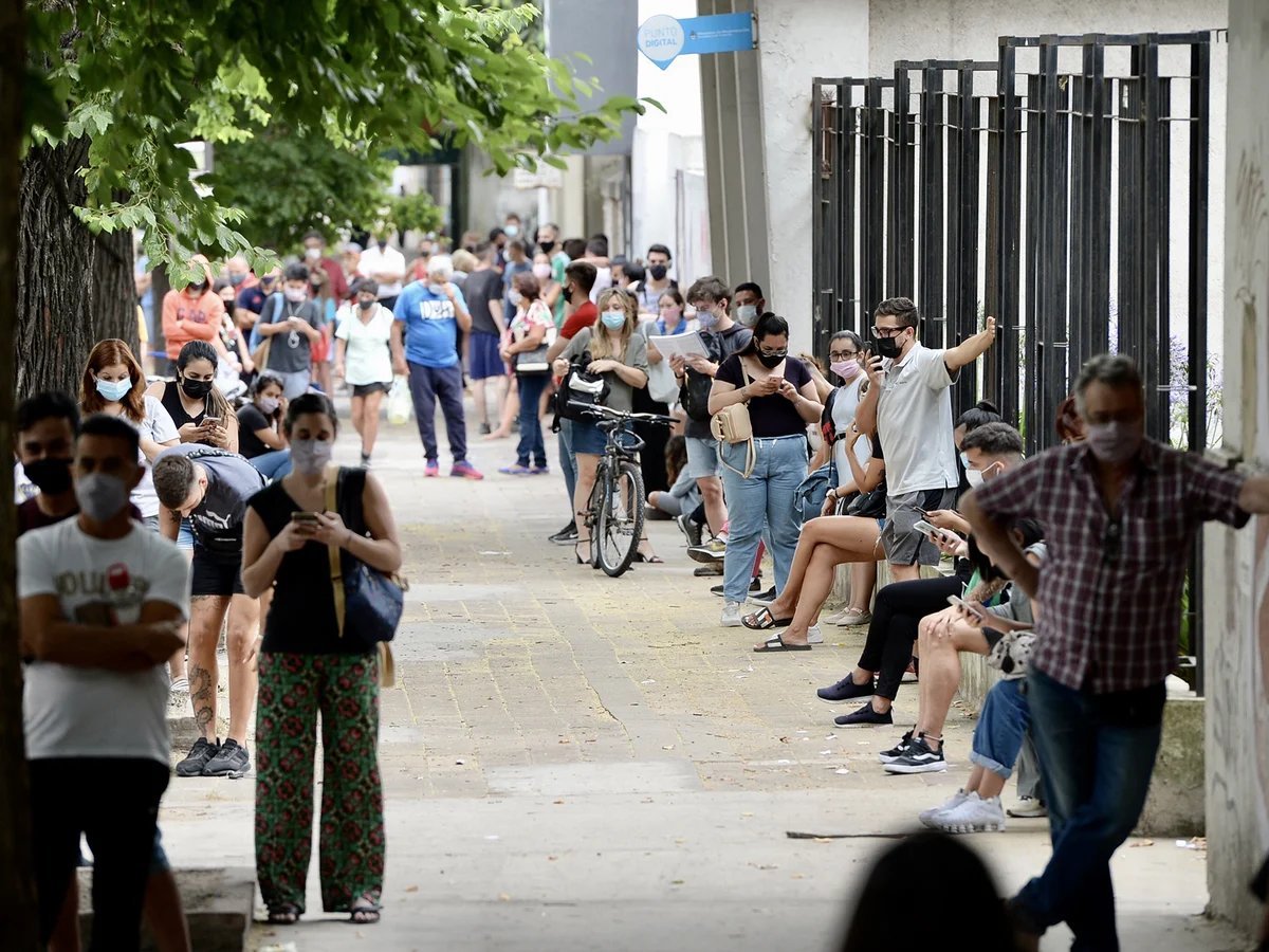Por largas filas, el ministerio de salud busca aprobar los auto testeos de Covid