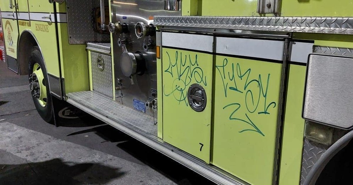 El cami&oacute;n de bomberos de Tres de Febrero vandalizado