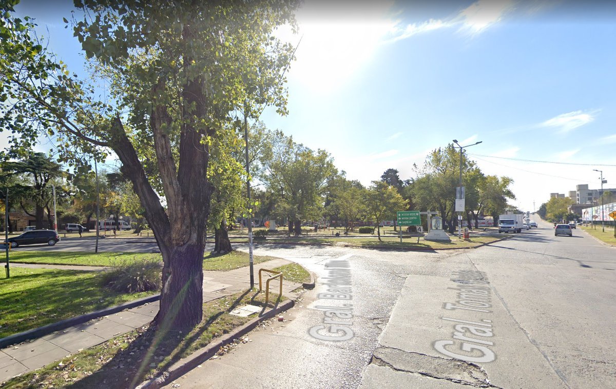 La rotonda de Mor&oacute;n en la que el motociclista choc&oacute; y muri&oacute;.