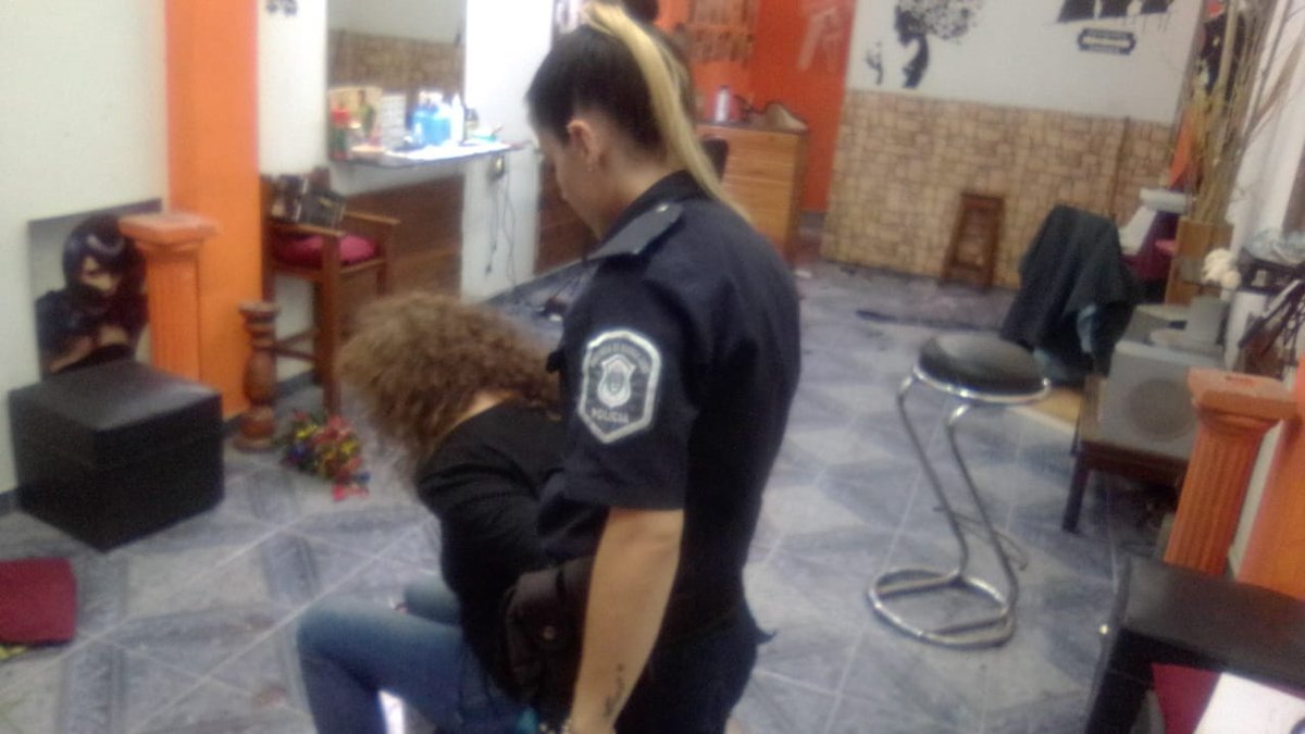 Violento robo en una peluquer&iacute;a de Ituzaing&oacute;: una mujer detenida