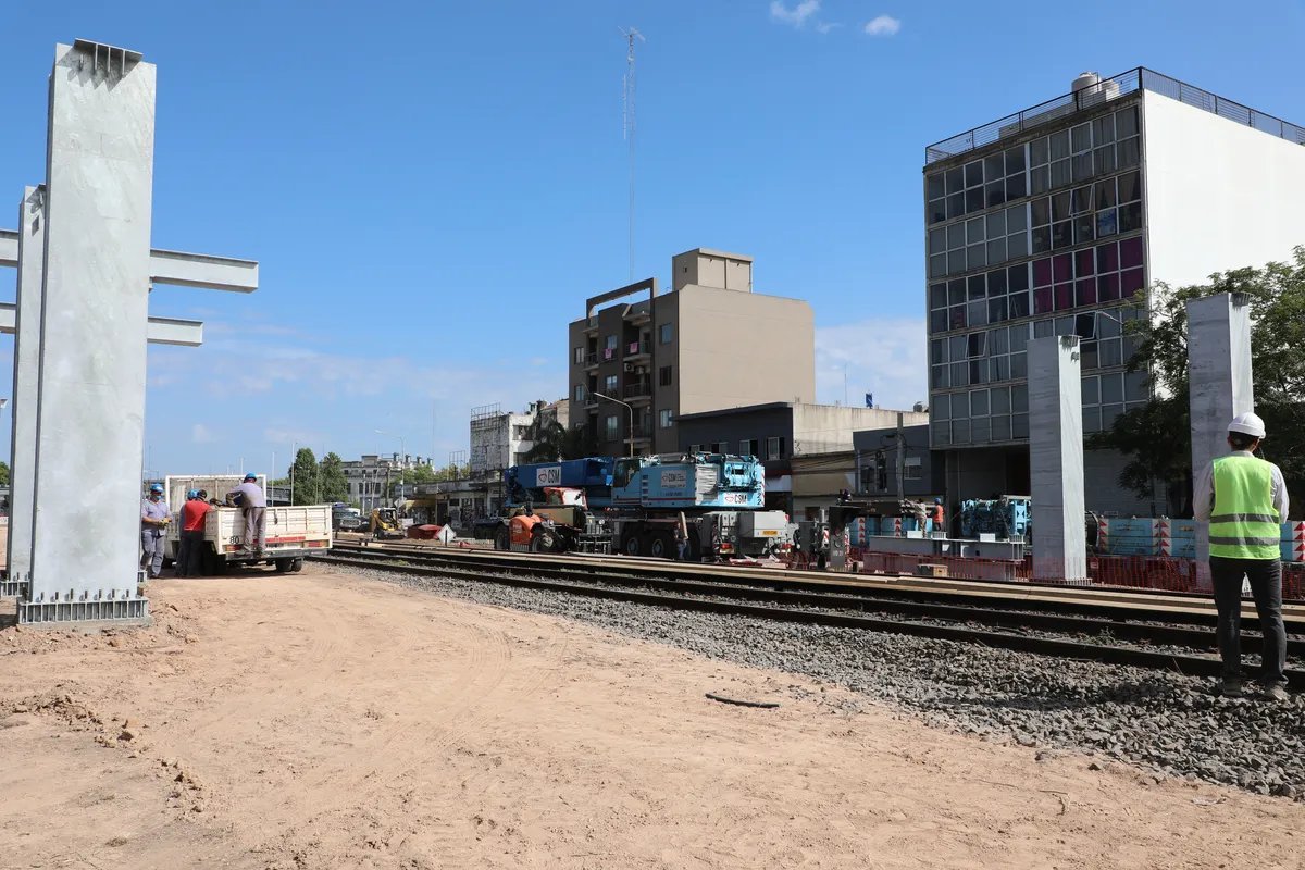 Se llegaron a colocar un par de pilotes en Moreno para sostener la estructura del puente