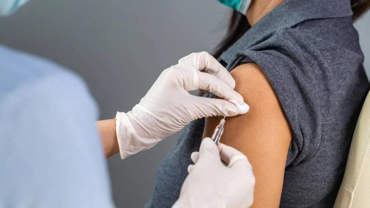 El gobernador de la Provincia de Buenos Aires, Axel Kicillof, anunci&oacute; que a partir de hoy habr&aacute; tercera dosis libre de vacuna contra el coronavirus.