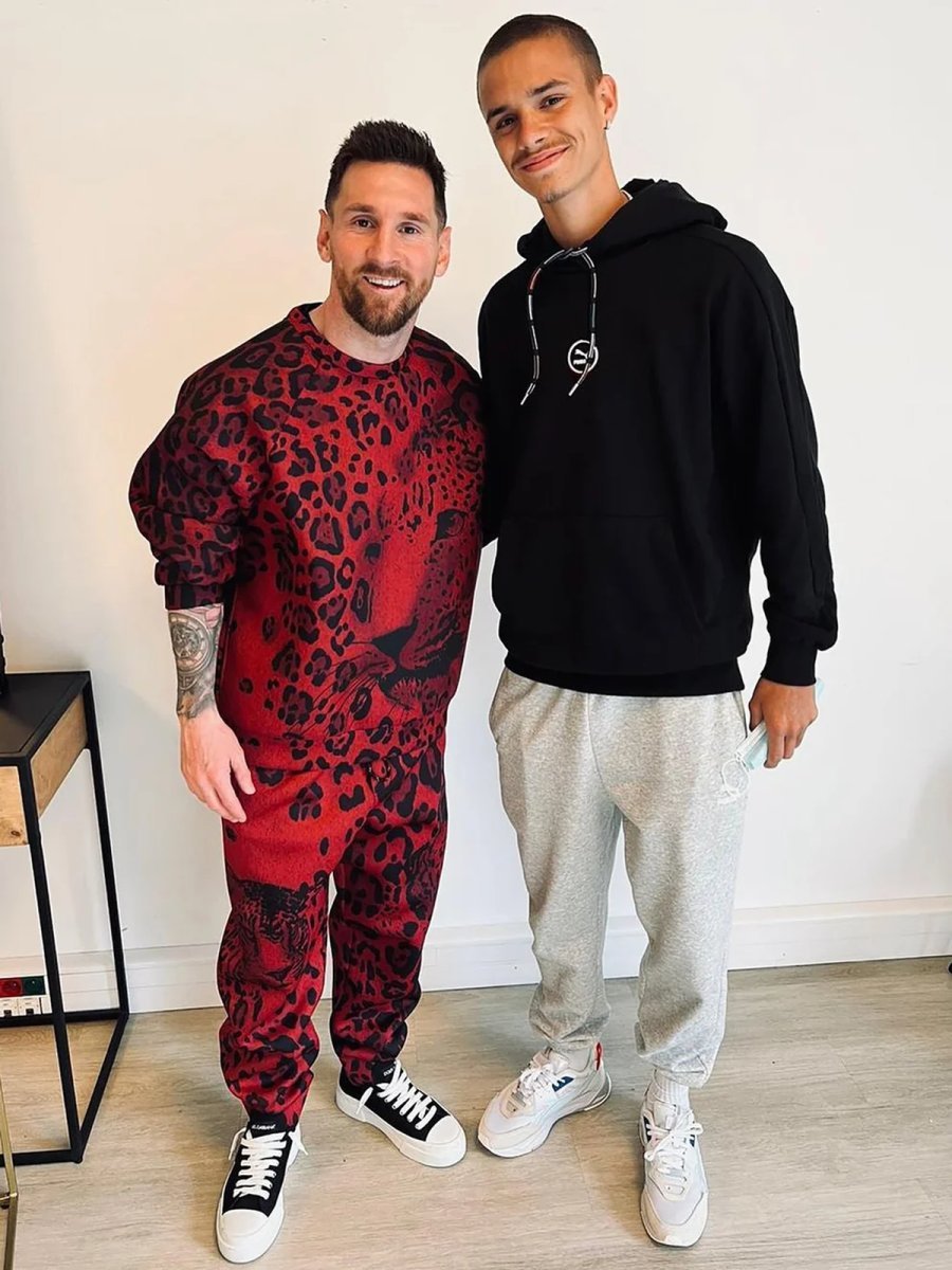 Lionel Messi revolucion&oacute; las redes con su particular conjunto.