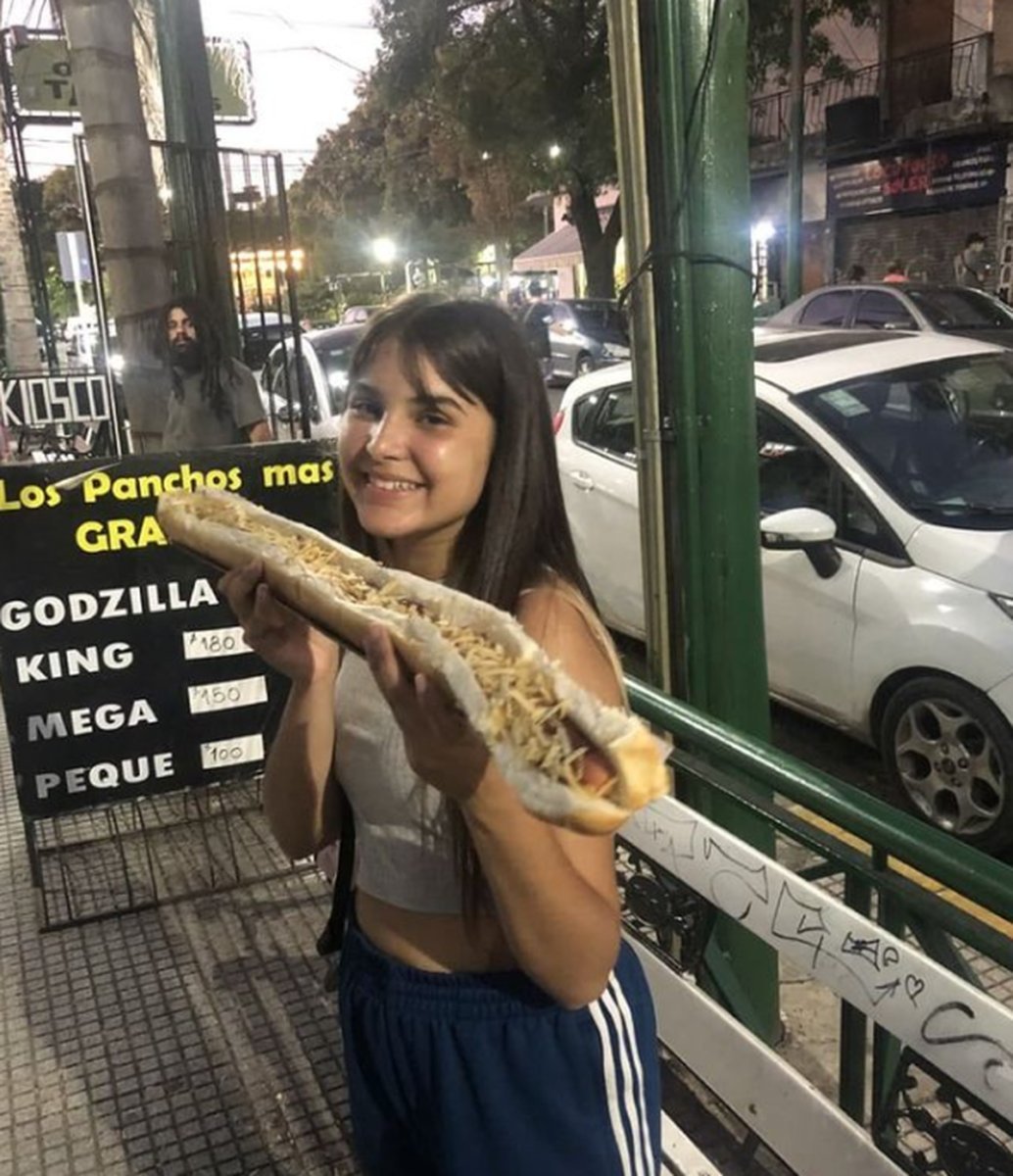 Una usuaria comparti&oacute; su pancho de 1m desde Ituzaing&oacute; y fue furor en redes sociales.