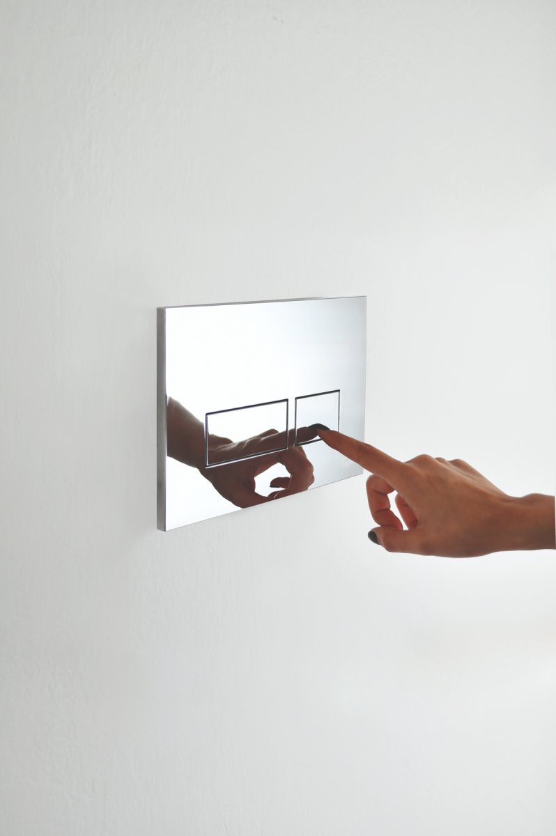 Dep&oacute;sito de embutir extra chato de Ferrum.  Consume solo 6 o 4,5 litros de agua en una descarga total o 3 litros.