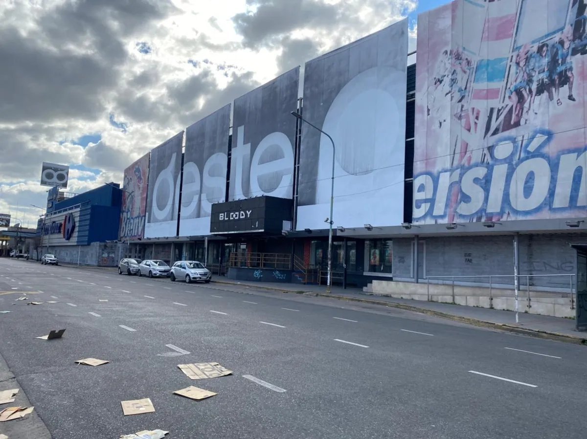El Estado de abandono del Al Oeste Shopping en Haedo