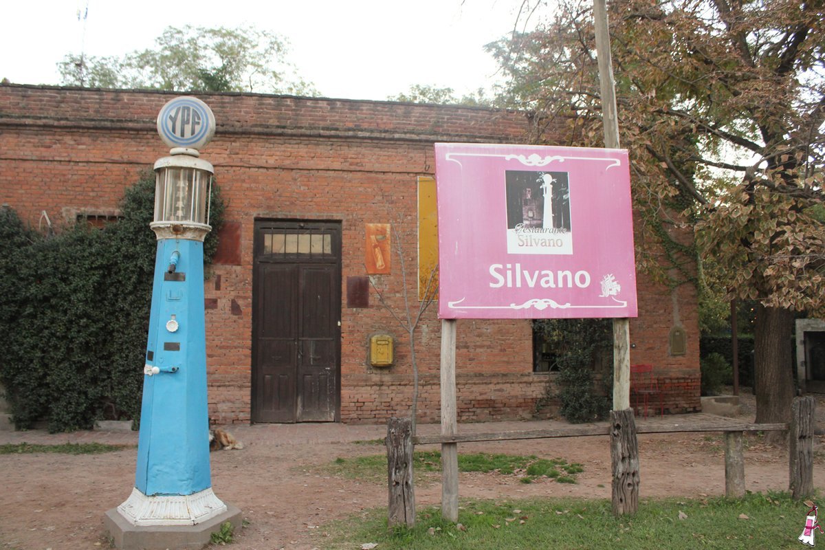Silvano y el antiguo surtidor de YPF en la puerta