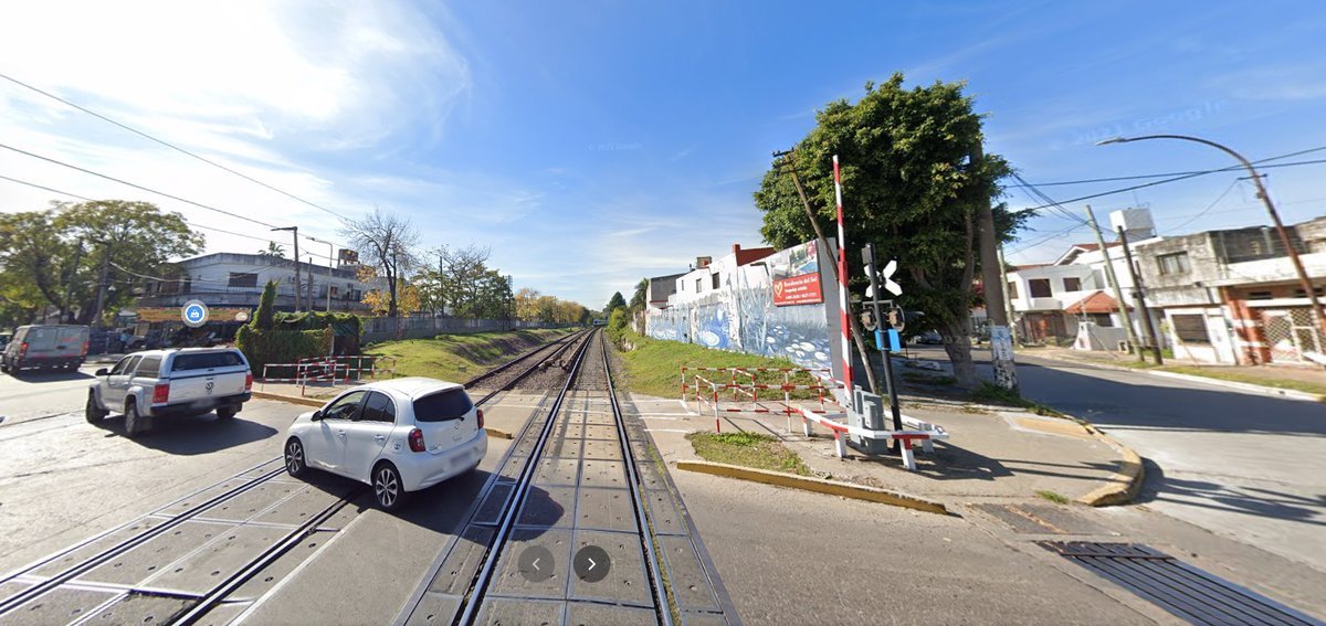 El cruce de la barrera de Zapiola en Castelar genera una especie de punto ciego para los conductores