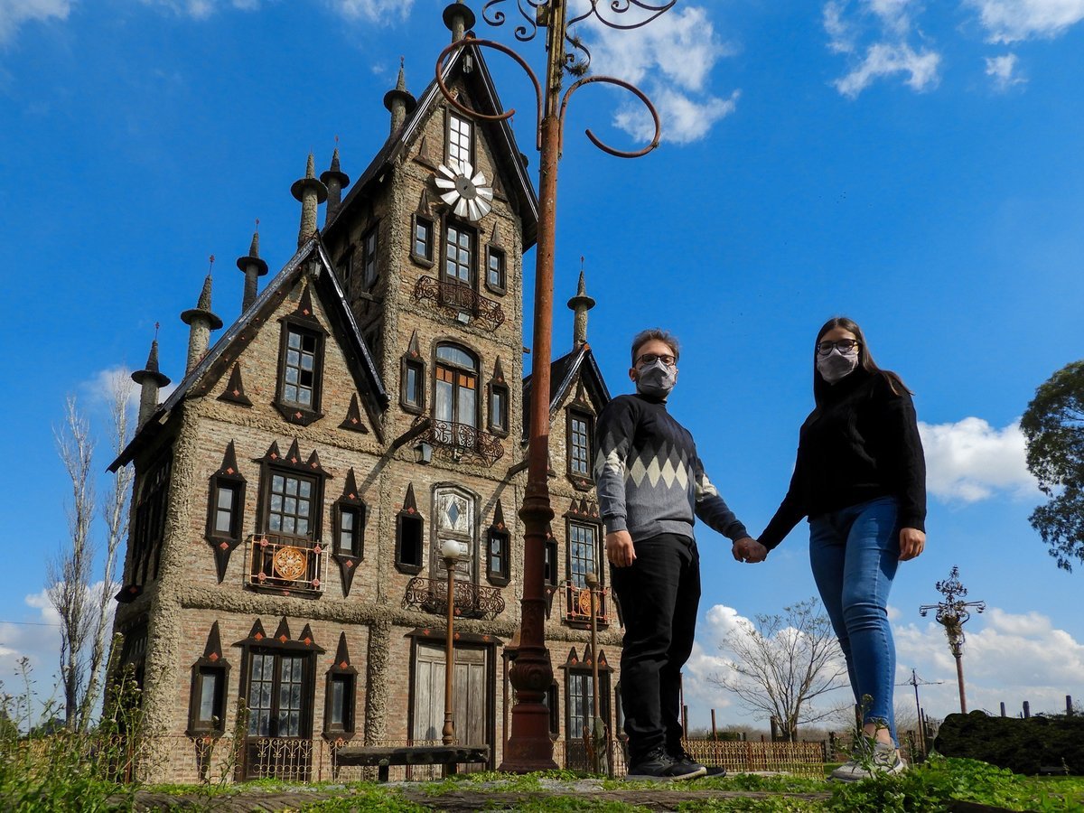 Leonardo y Marianela en Campan&oacute;polis, un lugar ambientado en la Edad Media en la Provincia de Buenos Aires.