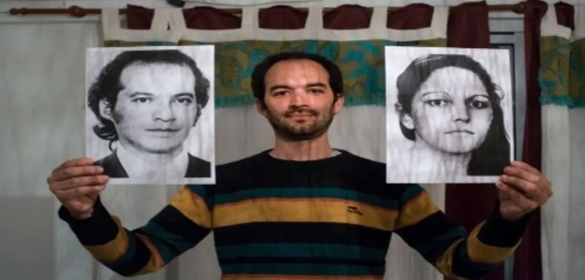 Guillermo y una foto de sus padres que viv&iacute;an en Merlo a la hora de ser secuestrados