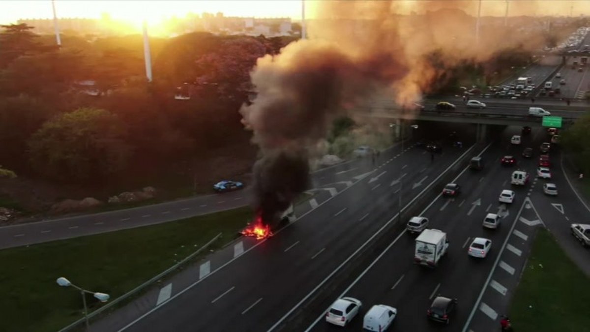 El incendio ocurri&oacute; poco despu&eacute;s de las 7 en la avenida General Paz y Riccheri.