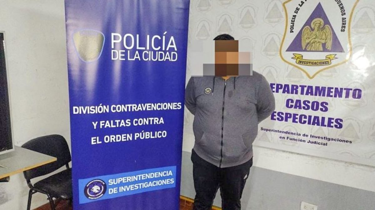 Tres hombres detenidos en Mor&oacute;n como sospechosos de pegar los carteles contra Cristina Kirchner.