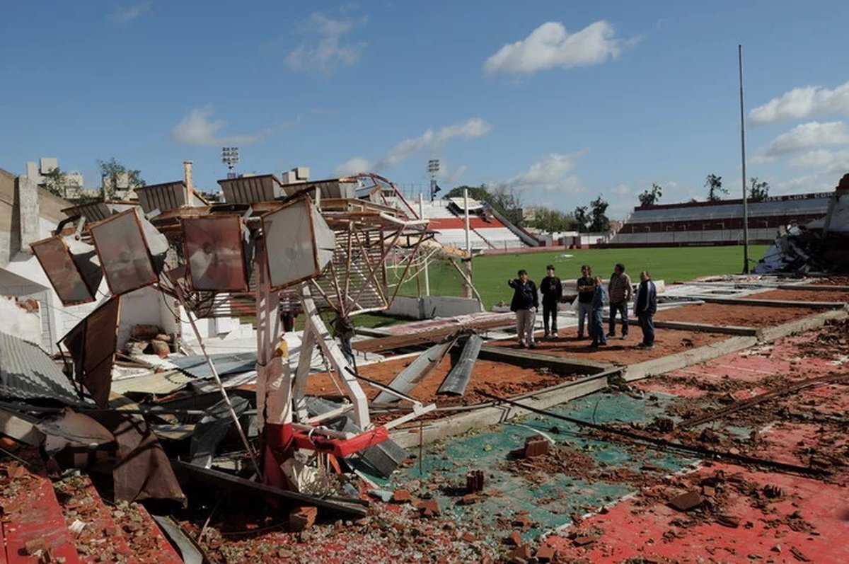 La cancha de Deportivo Mor&oacute;n fue uno de los escenarios m&aacute;s afectados