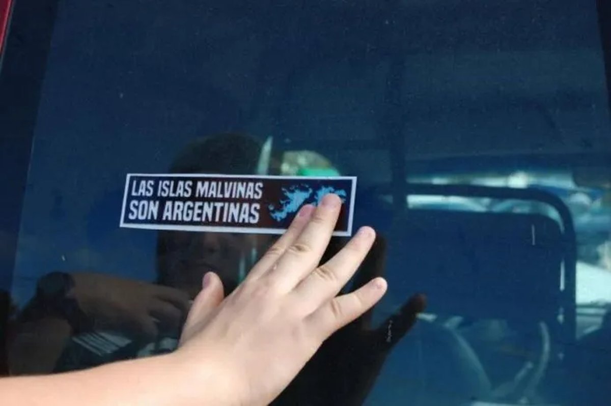 Transporte como colectivos, trenes y subtes deber&aacute;n mostrar esta insignia referente a la Guerra de Malvinas.